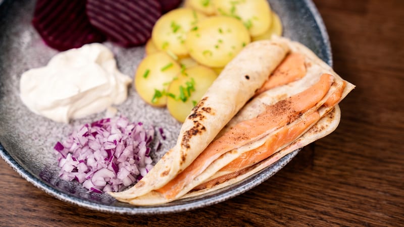 Rakfisk med lefse, rødbeter, rødløk, skivede poteter og rømme