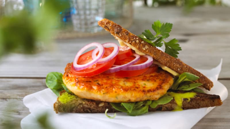 Lakseburger med aioli og grønn pesto