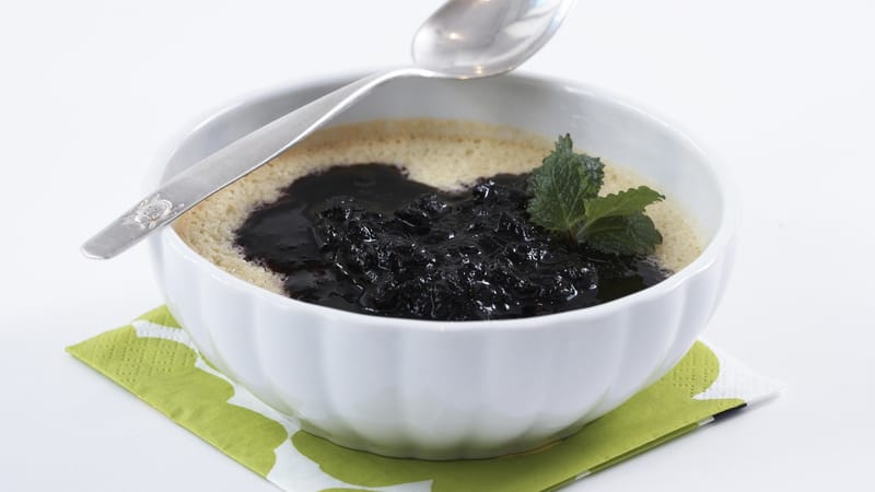 Sitronpudding med blåbærsaus