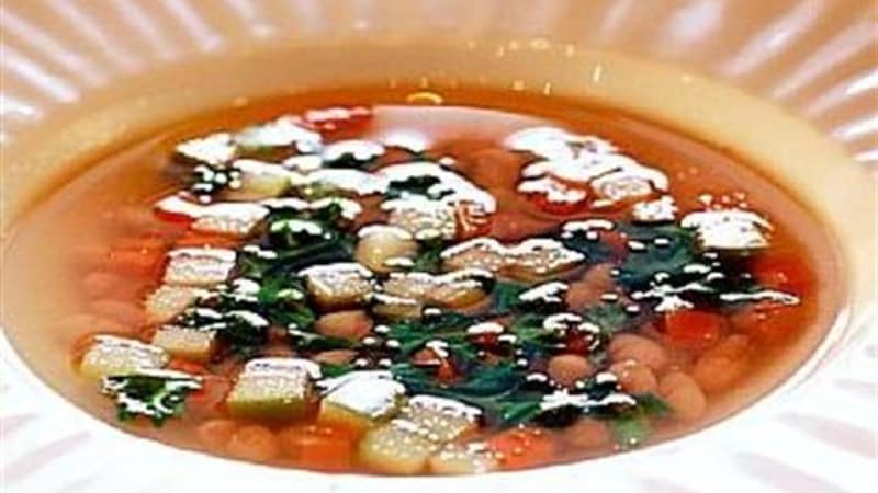 Hvit bønnesuppe med grønnkål, rotgrønnsaker og syrlige epler