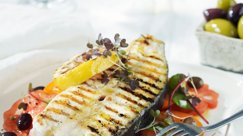 Grillet kveite med tomatsalat