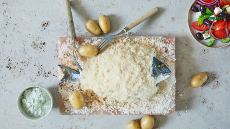 Saltbakt Dorade med gresk salat og tzatziki