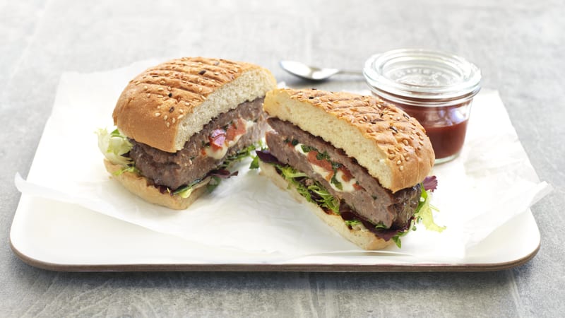 Grillet burger fylt med mozzarella og tomat