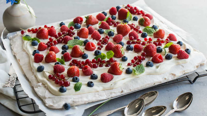 Pavlova i langpanne med vaniljekrem og bær