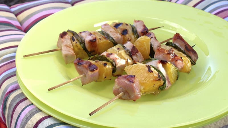 Grillspyd med sommerkotelett og appelsin
