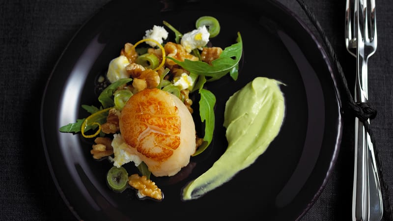 Kamskjell med avokadokrem, sitronsmør, chevre og valnøttsalat