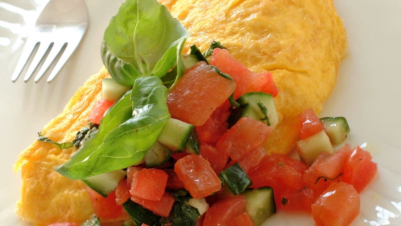 Omelett med ost og tomatsalsa