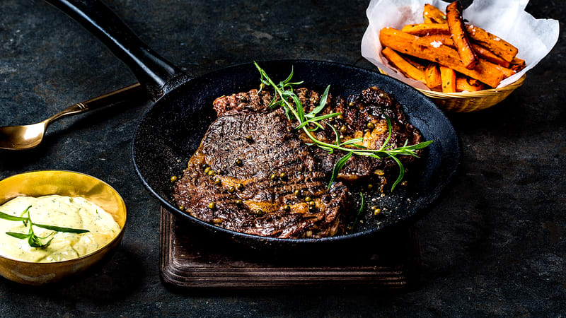 Grillet entrecôte med bèarnaise og søtpotetfries