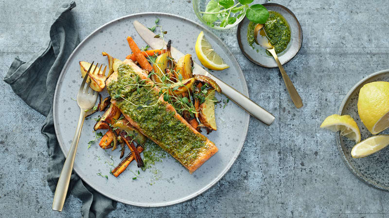 Laks med pesto og bakte grønnsaker