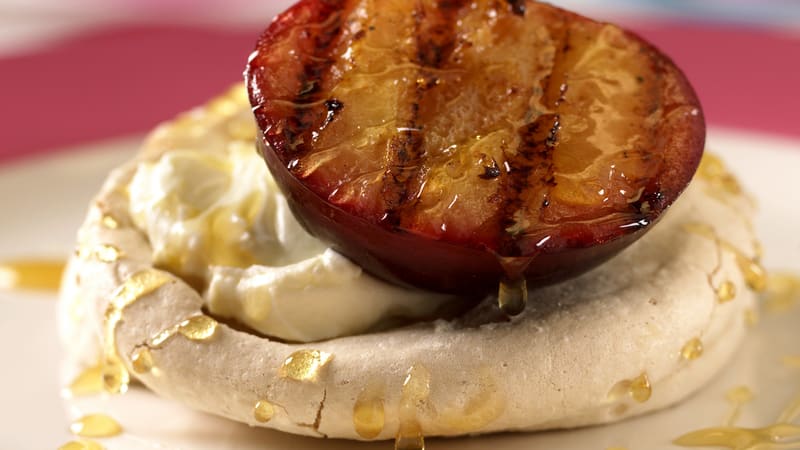 Marengsrede med grillet nektarin og sitronkrem
