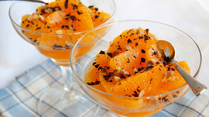 Appelsinfileter med revet mørk sjokolade og nøtter
