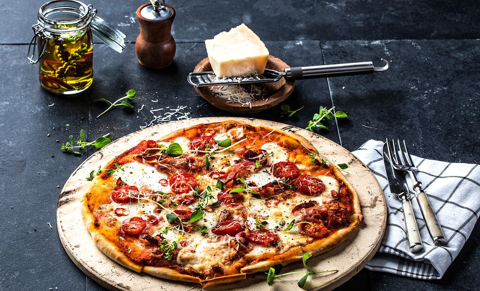 Hjemmelaget italiensk pizza med bacon Hjemmelaget italiensk pizza med bacon