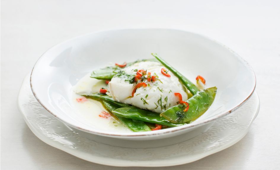 Lettsaltet torsk og sukkererter i folie med dill- og chilismør Lettsaltet torsk og sukkererter i folie med dill- og chilismør