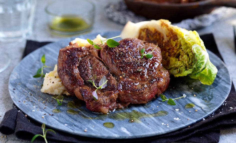 Entrecôte med kryddersmør og stekt hjertesalat Entrecôte med kryddersmør og stekt hjertesalat