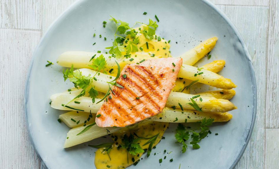 Glaserte asparges med grillet laks og urte-hollandaise Glaserte asparges med grillet laks og urte-hollandaise