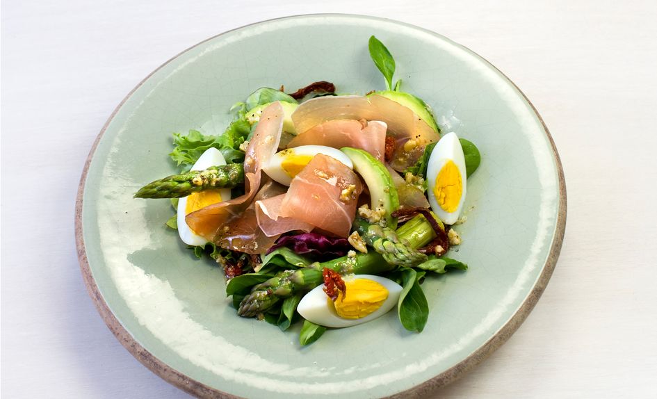 Lun salat med asparges, egg og serranoskinke Lun salat med asparges, egg og serranoskinke