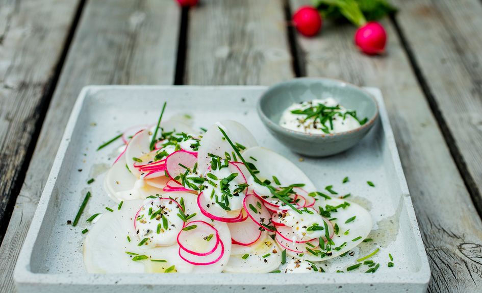Nepe- og reddiksalat med yoghurtdressing Nepe- og reddiksalat med yoghurtdressing
