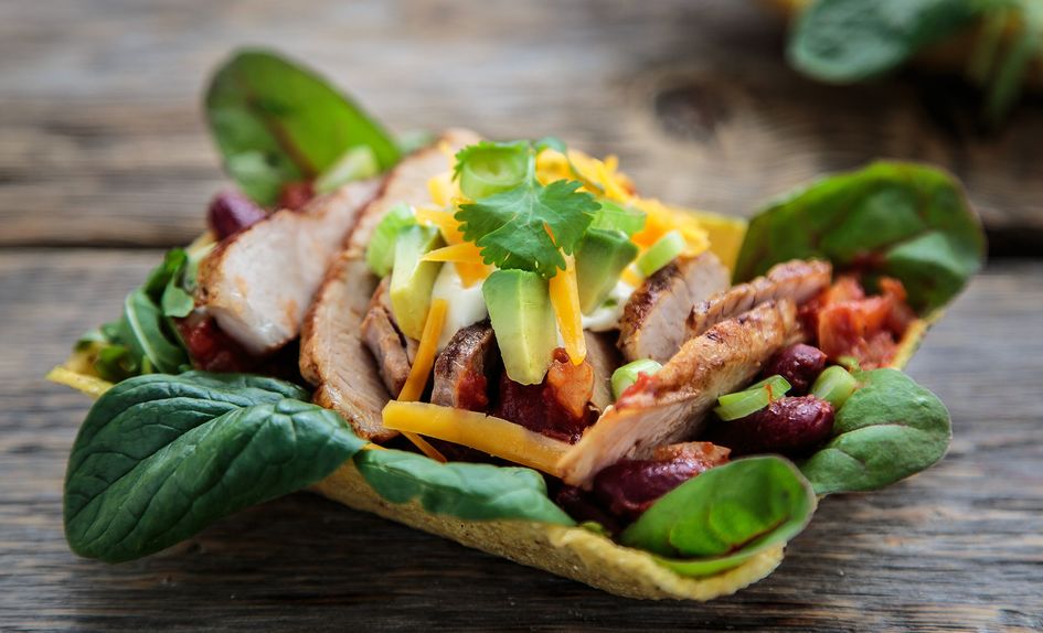 Grillet flintstek og barbecuebønner i tacotubs Grillet flintstek og barbecuebønner i tacotubs