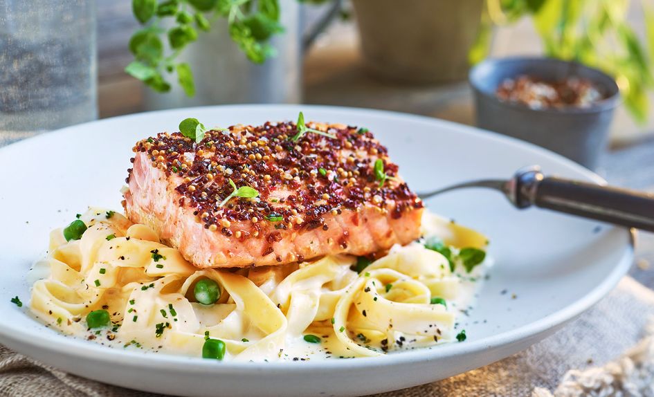 Ovnsbakt laks med pasta og erter Ovnsbakt laks med pasta og erter