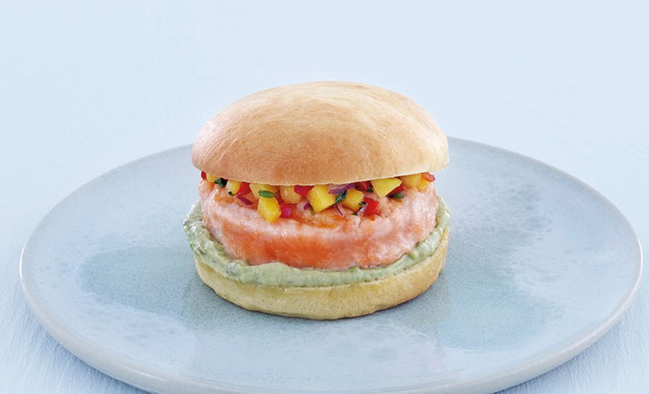 Lakseburger med mangosalsa og avokadokrem Lakseburger med mangosalsa og avokadokrem