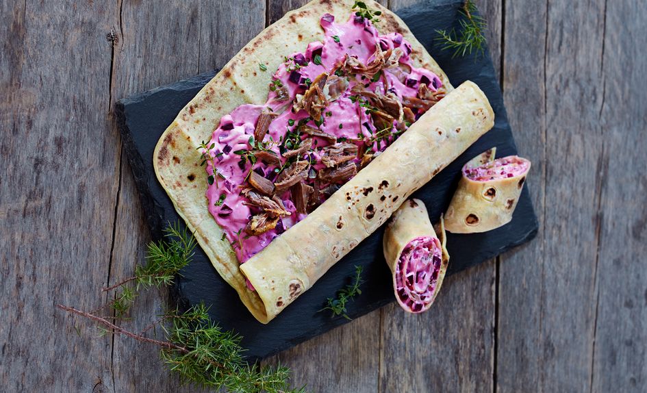 Lefserull med pinnekjøtt og rødbetsalat Lefserull med pinnekjøtt og rødbetsalat