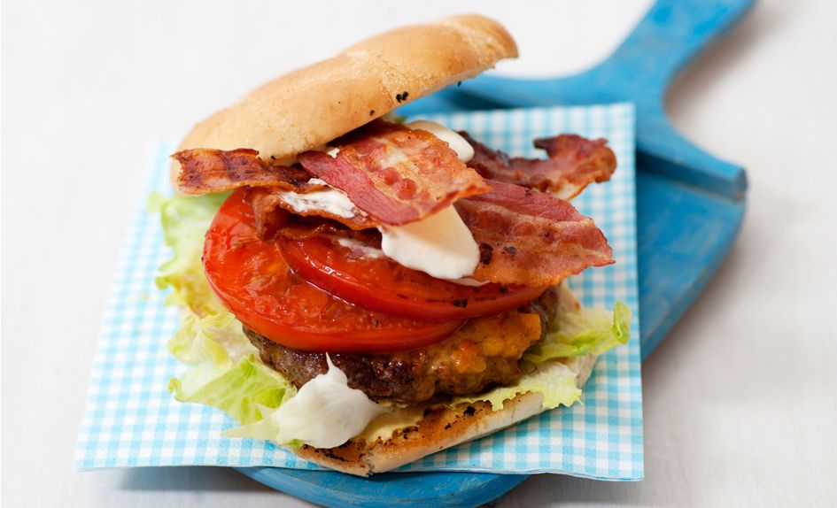 BBQ cheeseburger med bacon og grillede tomater BBQ cheeseburger med bacon og grillede tomater