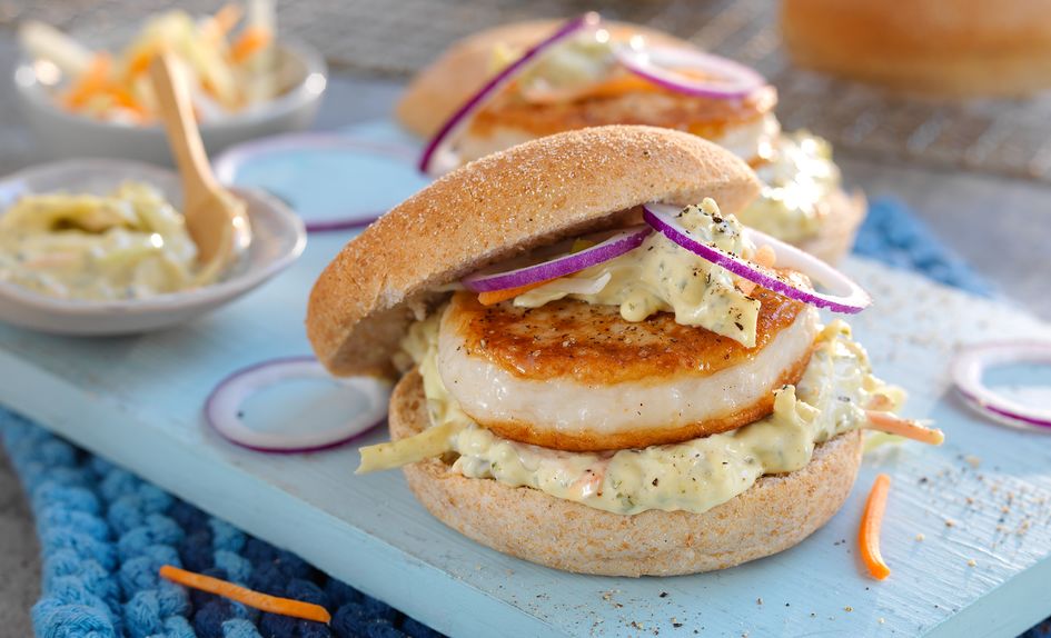 Skeiburger med enkel coleslaw Skeiburger med enkel coleslaw
