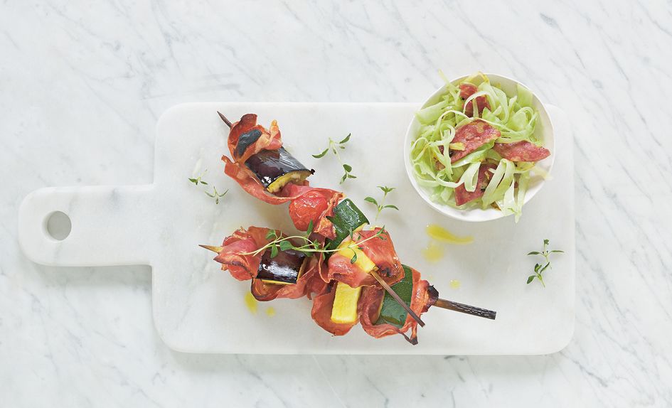 Grillspyd med spekeskinke og sommerkål Grillspyd med spekeskinke og sommerkål