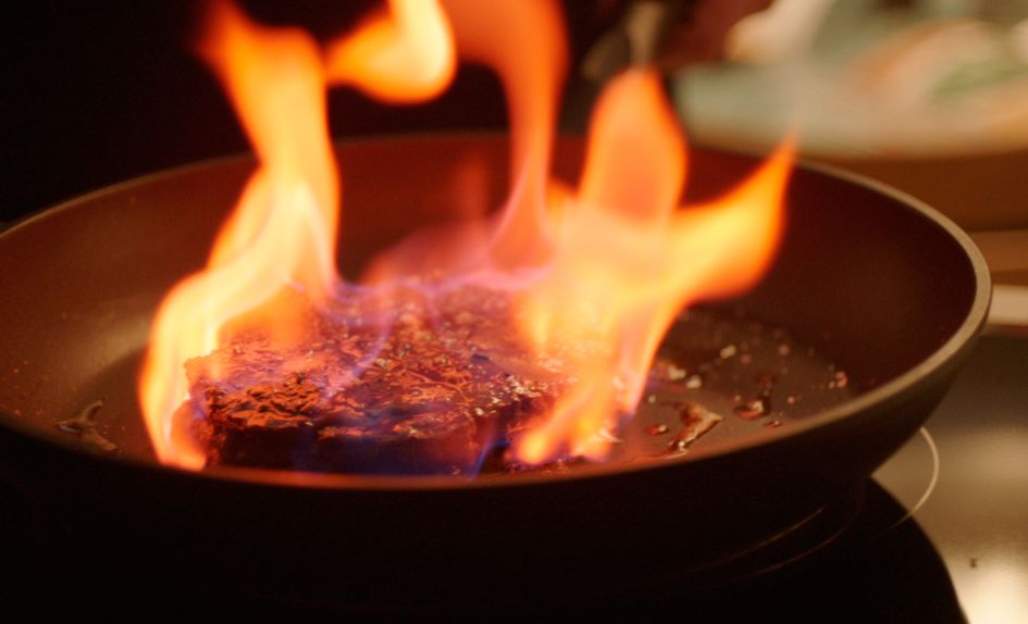 Flambert biff med peppersaus og ovnsbakte grønnsaker Flambert biff med peppersaus og ovnsbakte grønnsaker