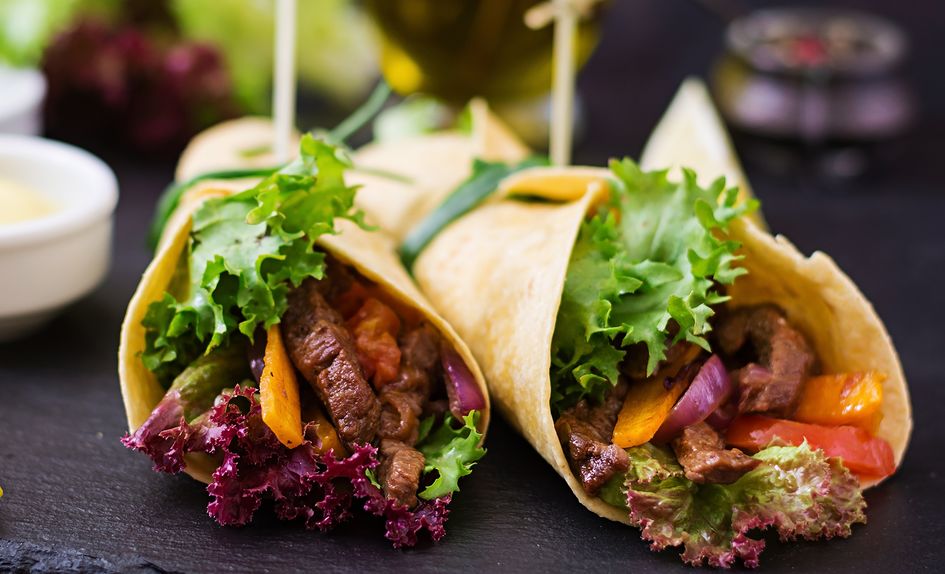 Fajitas med entrecôte og bakt løksalat Fajitas med entrecôte og bakt løksalat