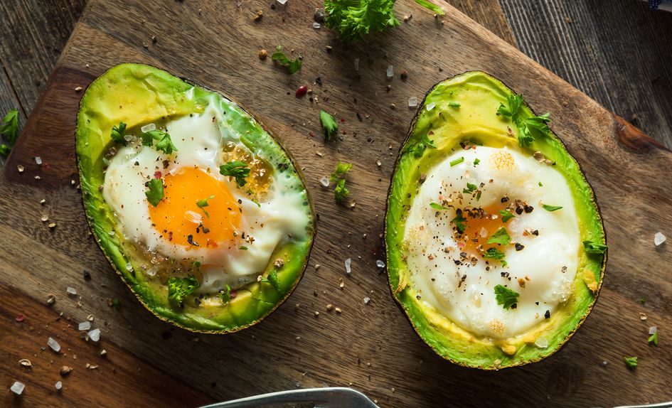 Bakt avokado med egg Bakt avokado med egg