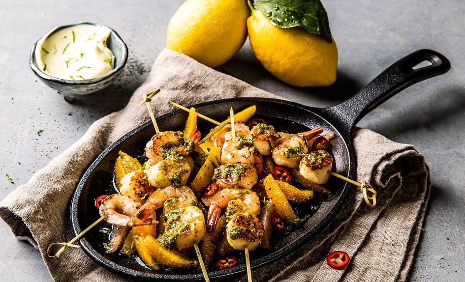 Grillspyd med kamskjell og kongereker Grillspyd med kamskjell og kongereker