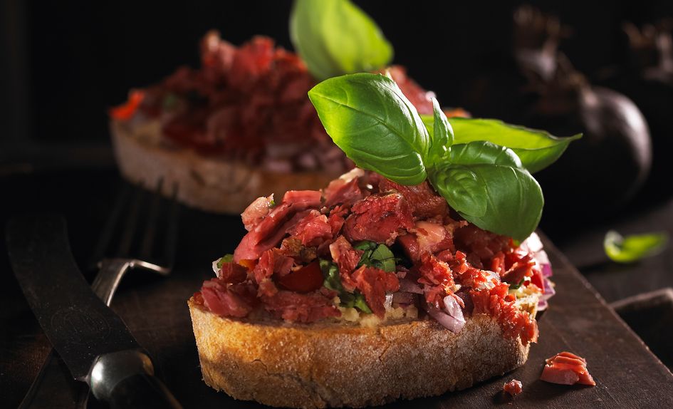 Bruschetta med pinnekjøttrester Bruschetta med pinnekjøttrester