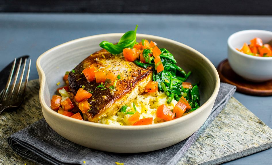 Stekt kveitefilet med sellerirotstappe og sauce vierge Stekt kveitefilet med sellerirotstappe og sauce vierge