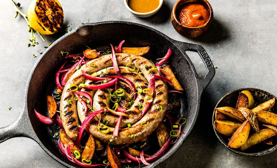 Grillet pølse med syltet rødløk Grillet pølse med syltet rødløk