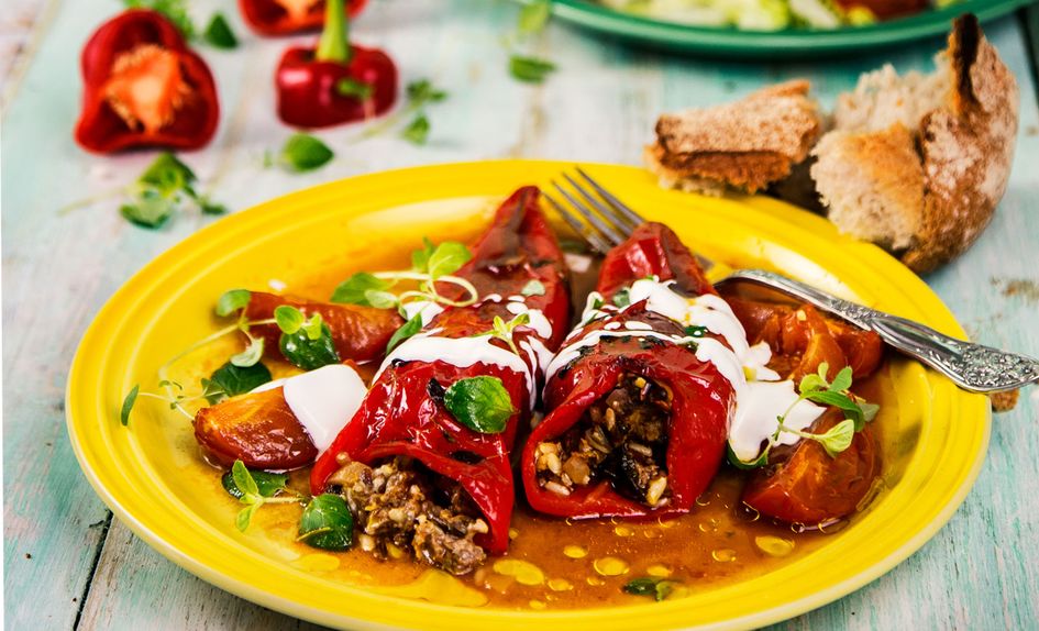 Fylt paprika med fyldig tomatsaus Fylt paprika med fyldig tomatsaus