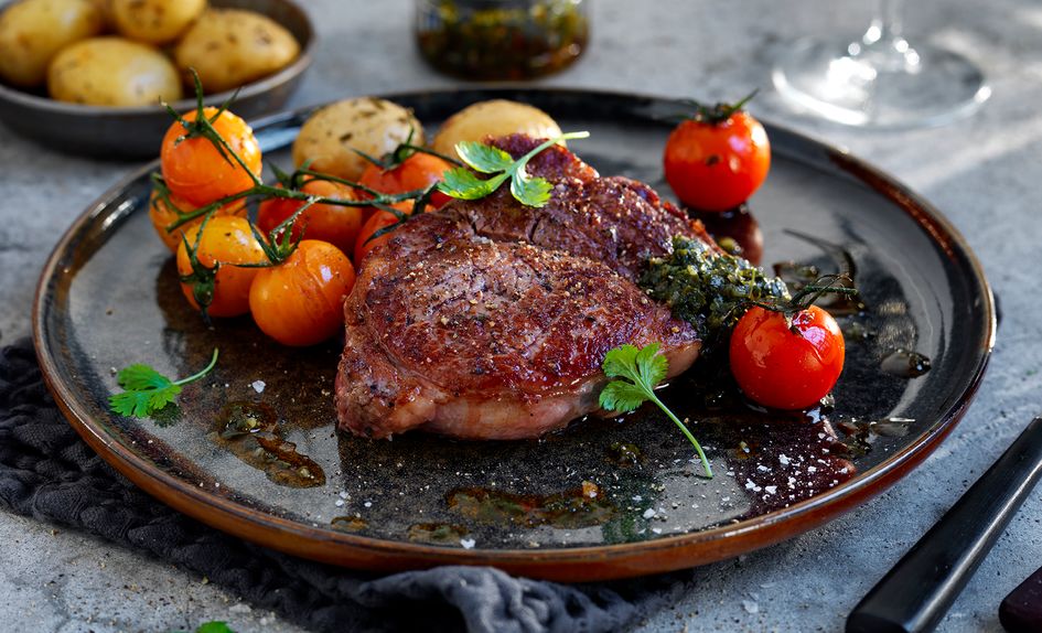 Entrecôte med chimichurri og urtepoteter Entrecôte med chimichurri og urtepoteter