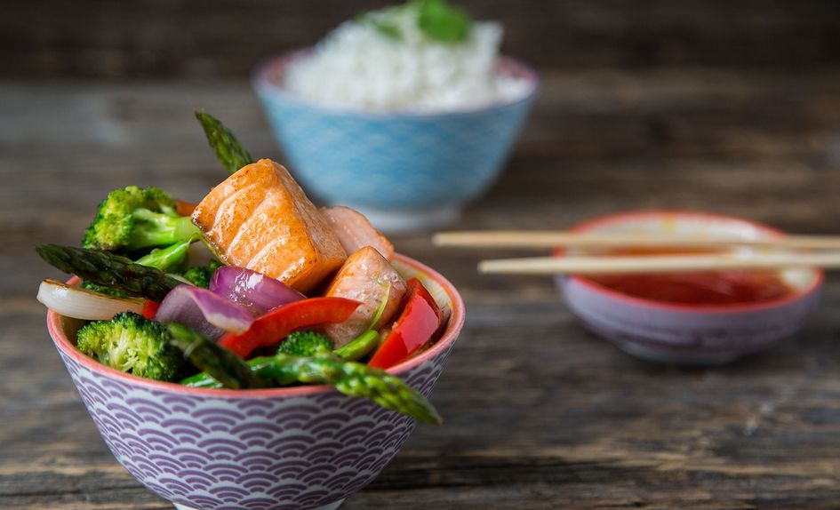Wok med laks og grønnsaker Wok med laks og grønnsaker