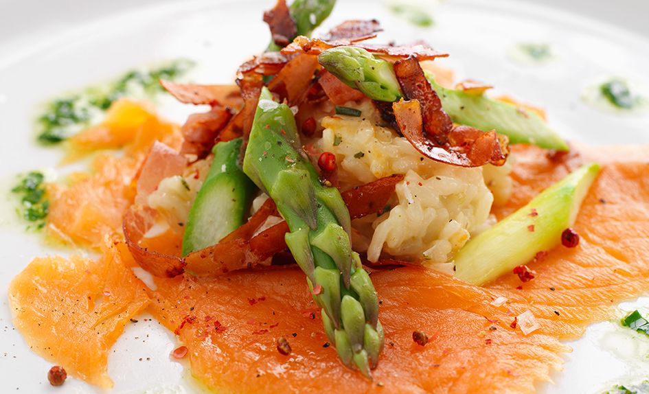 Risotto med spekeskinke, røkelaks og asparges Risotto med spekeskinke, røkelaks og asparges