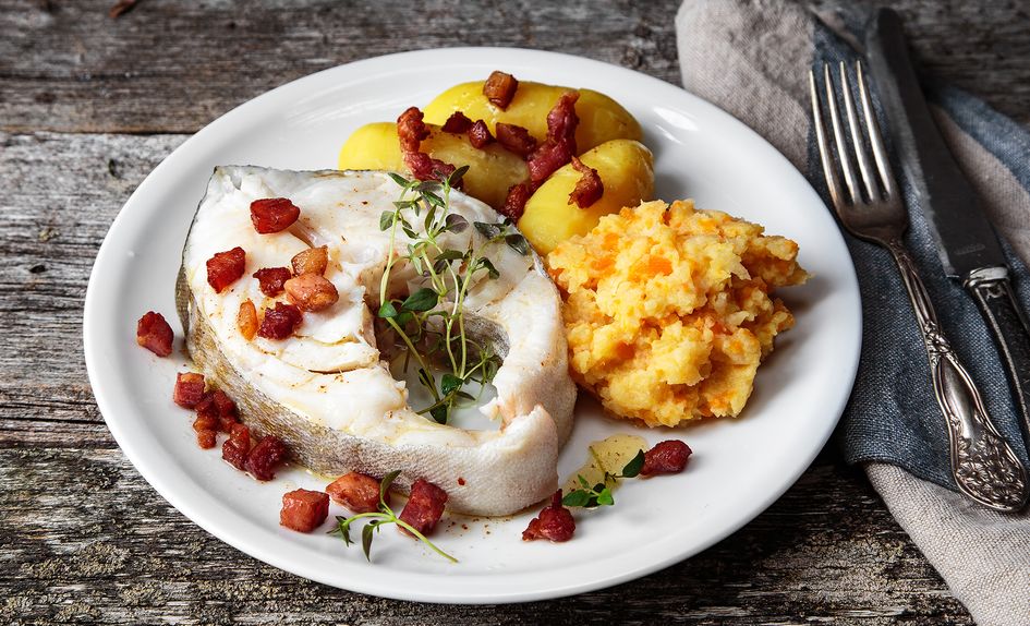 Skrei med rotmos og sprøstekt bacon Skrei med rotmos og sprøstekt bacon
