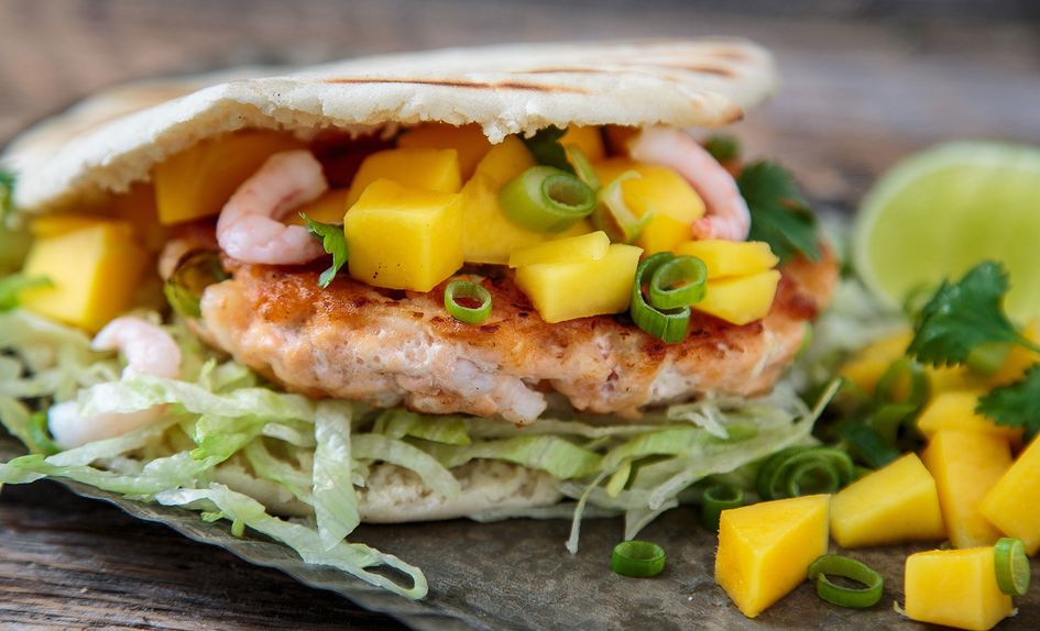 Laks- og rekeburger med mango og koriander Laks- og rekeburger med mango og koriander