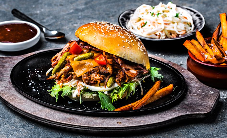 Pulled Pork Burger med BBQ-saus og coleslaw Pulled Pork Burger med BBQ-saus og coleslaw
