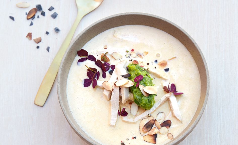 Kremet kyllingsuppe med pistasjpesto Kremet kyllingsuppe med pistasjpesto