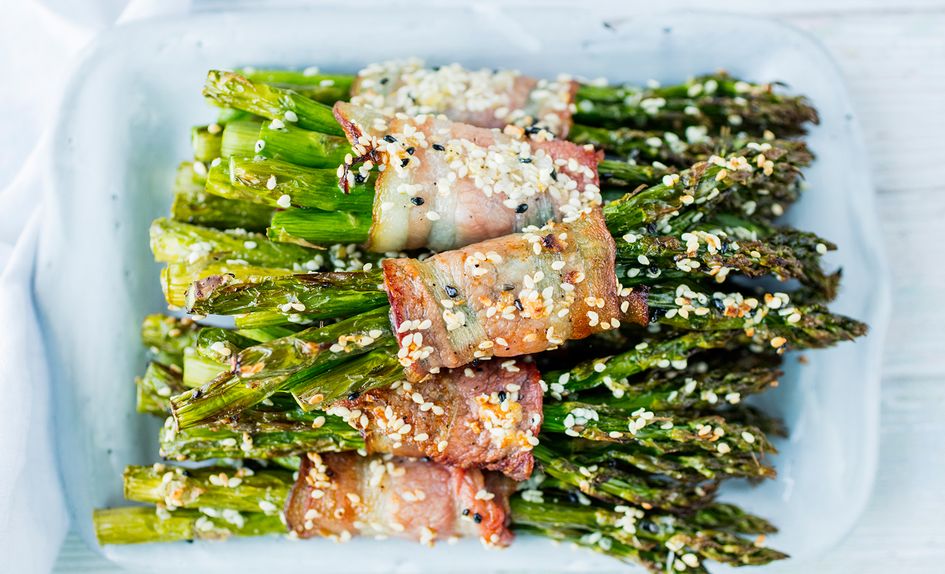 Bakte asparges med bacon og sesamfrø Bakte asparges med bacon og sesamfrø