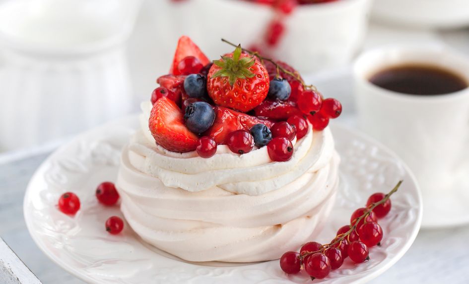 Mini pavlova med vaniljekrem og bær Mini pavlova med vaniljekrem og bær