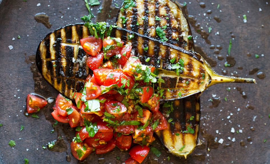 Grillet aubergine med tomatsalat Grillet aubergine med tomatsalat