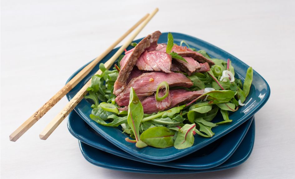Asiatisk salat med entrecote Asiatisk salat med entrecote
