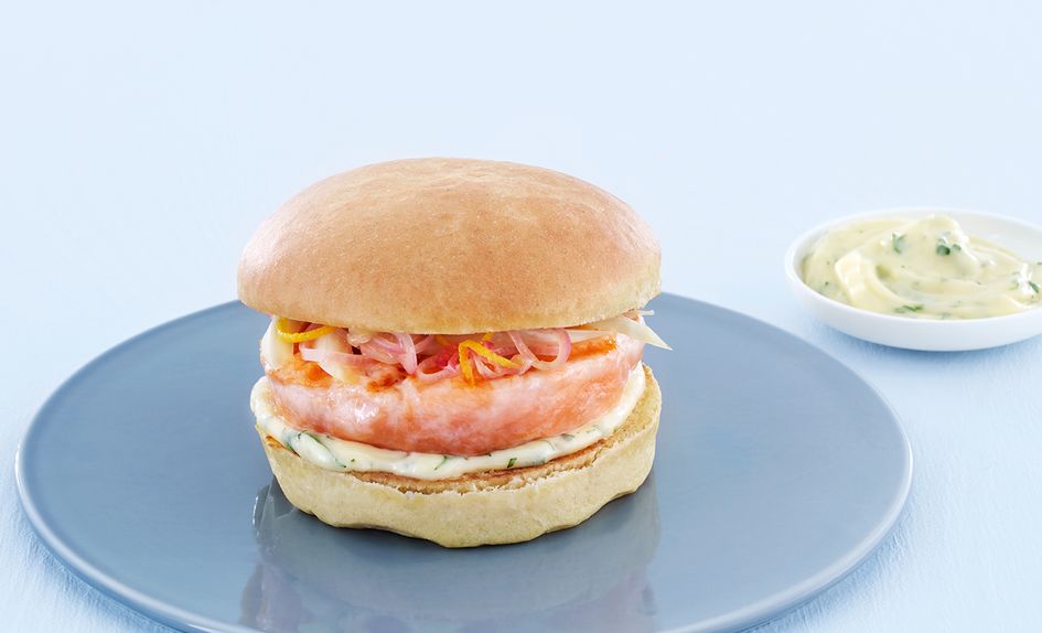 Saftig lakseburger med coleslaw Saftig lakseburger med coleslaw