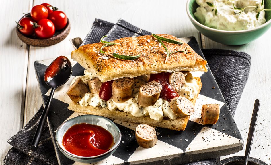 Pølse i focaccia brød med potetsalat Pølse i focaccia brød med potetsalat