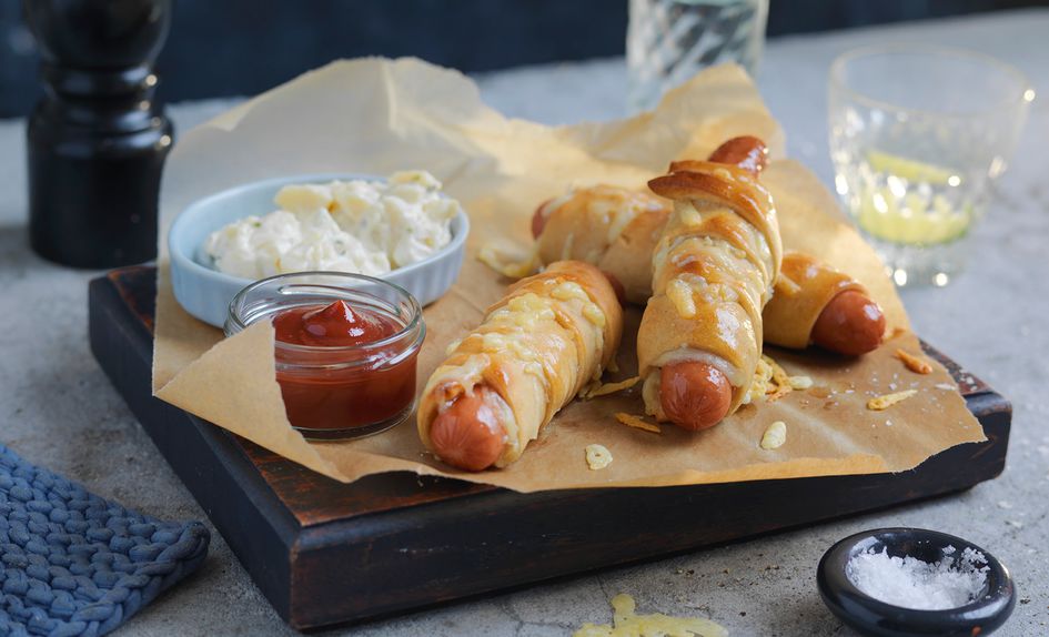 Innbakte pølser med revet ost Innbakte pølser med revet ost